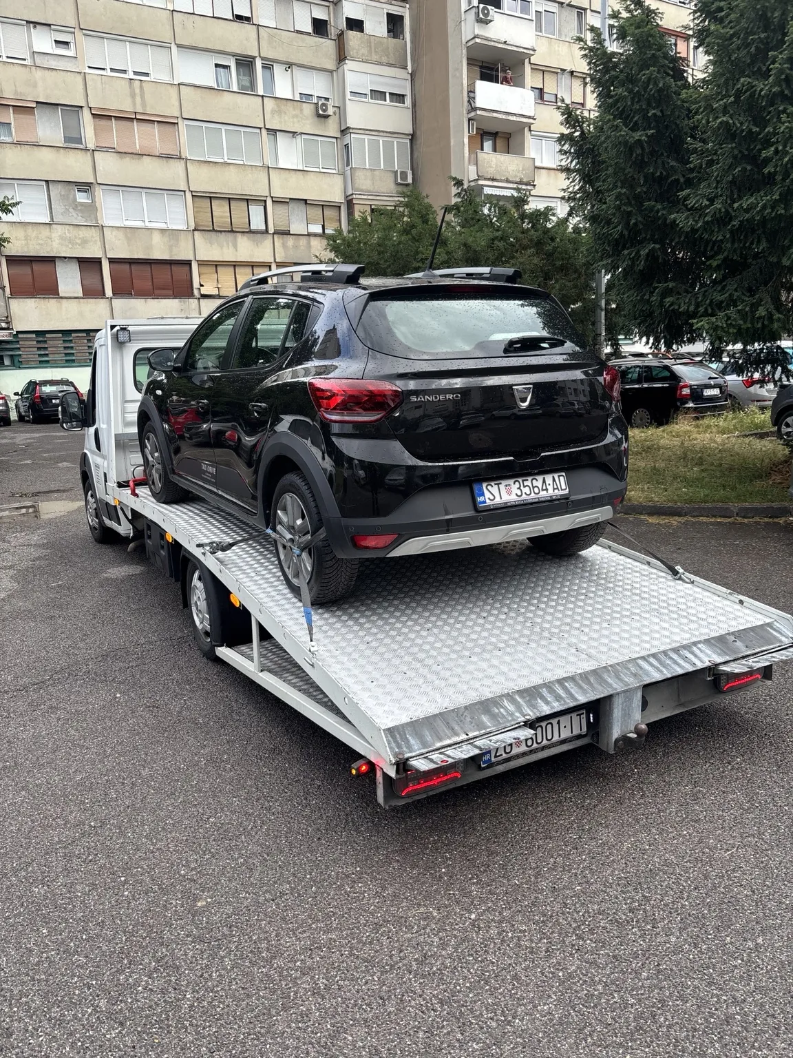 Vučna služba Zagreb - vozilo na platformi